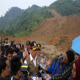 Kepala BNPB Letjen Doni Monardo Kunjungi Lokasi Longsor Sukabmi