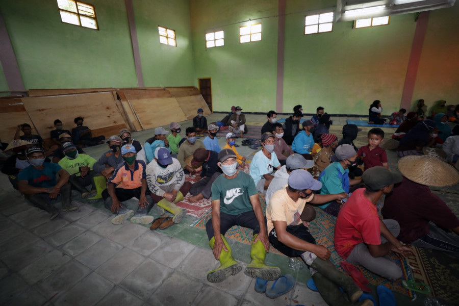 Warga Dusun Stabelan, Desa Tlogolele, Kecamatan Selo, Kabupaten Boyolali mengikuti simulasi evakuasi mandiri bencana Gunung Merapi, Senin (26/4).