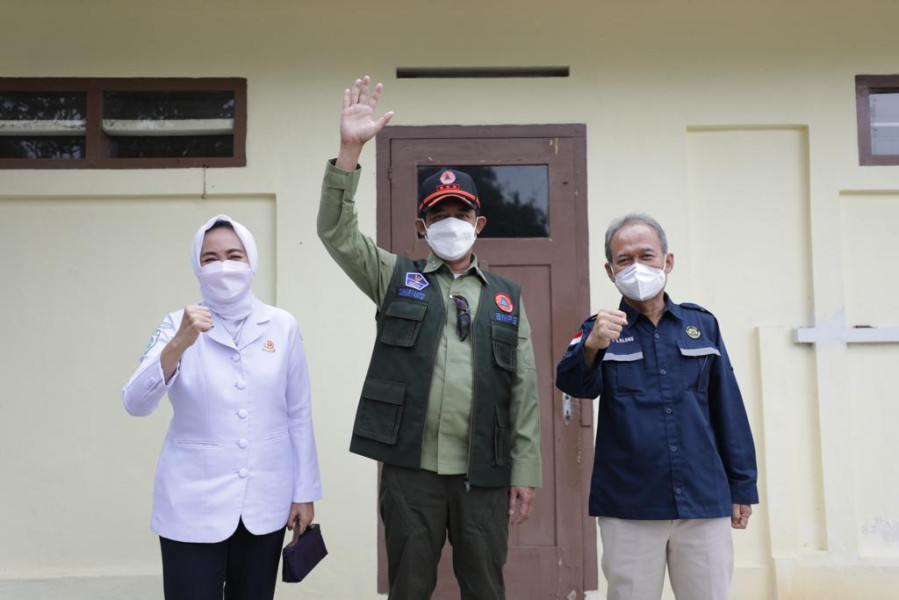 (dari kanan ke kiri) Kepala Badan Geologi Eko Budi Lelono, Kepala BNPB Letjen TNI Suharyanto dan Kepala BMKG Dwikorita Karnawati meninjau Pos Pengamatan Gunungapi Merapi Babadan yang berada di wilayah Kabupaten Magelang, Jawa Tengah, Senin (25/4).