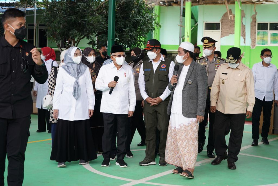 Kepala BNPB Letjen TNI Suharyanto S.Sos., M.M., (rompi hijau bertopi) mendampingi Wakil Presiden Republik Indonesia KH. Ma’ruf Amin saat melakukan peninjauan kampung gunung lanjung yang rusak pascagempabumi M 5.6 di Cianjur, Jawa Barat, Rabu (3/1).