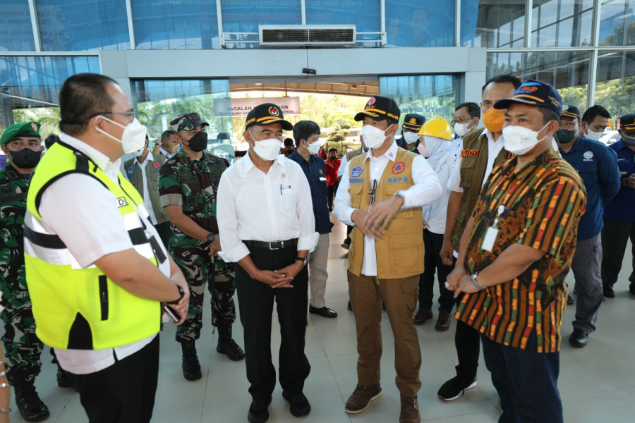 Peninjauan lapangan terkait arus mudik lebaran 2022 di Pelabuhan Bakauheni oleh Kepala BNPB Letjen TNI Suharyanto bersama Menko PMK Muhadjir Effendy, Kepala BMKG Dwikorita Karnawati dan Kepala PVMBG Hendra Gunawan, Kamis (28/4).