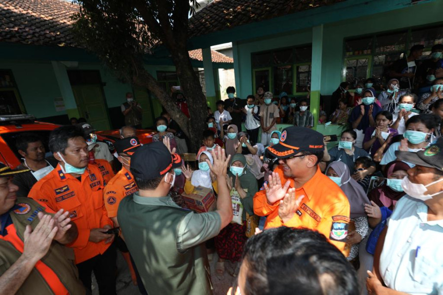 Kepala BNPB Letjen TNI Suharyanto (rompi hijau) menyapa warga pengungsian terdampak banjir dan tanah longsor di Kampung Dayeuh Handap, Kelurahan Kota Kulon, Kecamatan Garut Kota, Garut, Jawa Barat, Selasa (19/7).