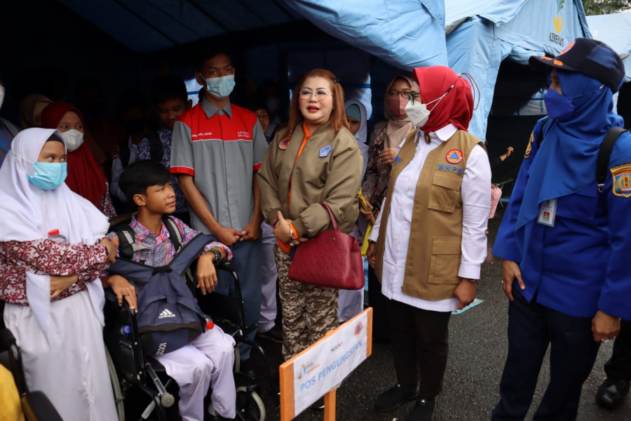 Deputi Bidang Pencegahan BNPB Prasinta Dewi (kemeja putih dengan rompi) bersama Ina Ammania Anggota Komisi VIII DPR RI berdiskusi dengan peserta simulasi dari SLB Negeri Balikpapan saat Simulasi Penanganan Longsor di BSCC DOME Balikpapan, Kalimantan Timur, Kamis (13/10).