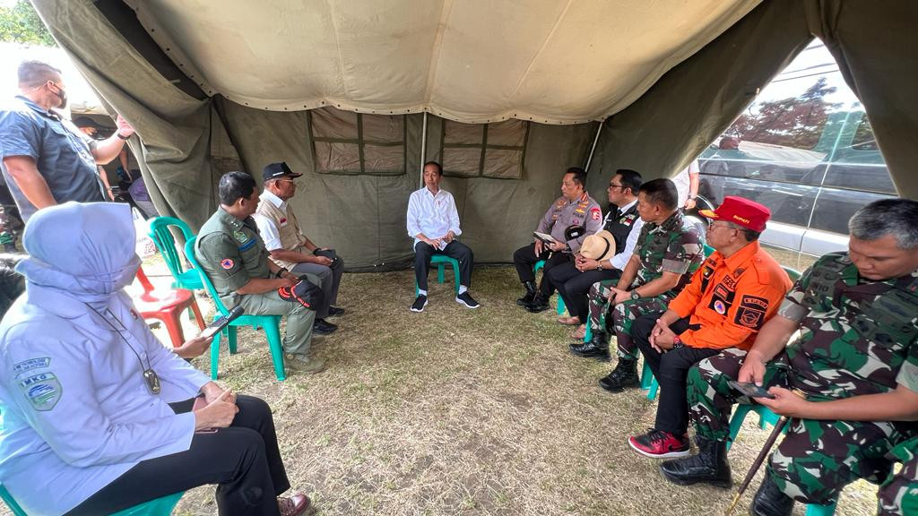 Presiden Joko Widodo dan jajarannya menggelar rapat terbatas di Taman Prawatasari, Kab. Cianjur, pada Selasa (22/11).