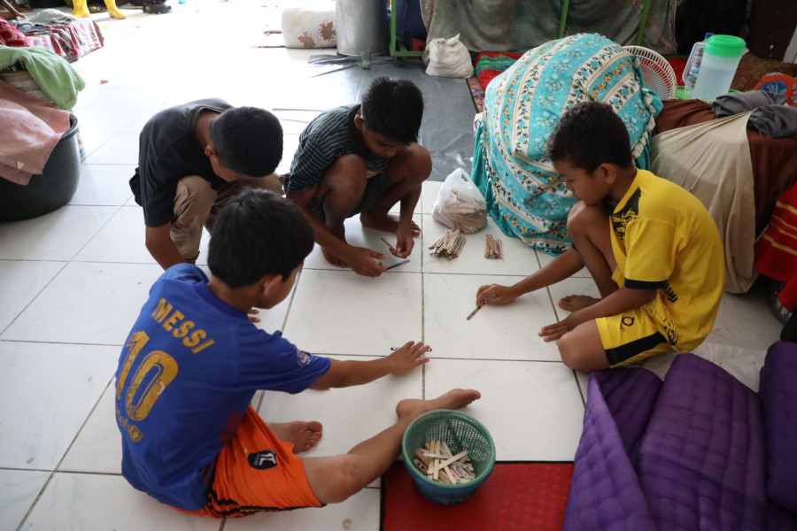 Kondisi pengungsian warga terdampak banjir di Kota Kualasimpang, Kabupaten Aceh Tamiang, Provinsi Aceh, Selasa (8/11).