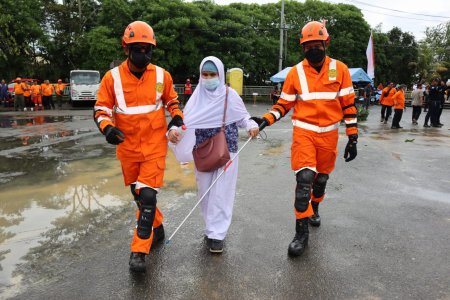 Tim gabungan sedang mengevakuasi salah satu korban terdampak longsor saat Simulasi Penanganan Longsor di BSCC DOME Balikpapan, Kalimantan Timur, Kamis (13/10).