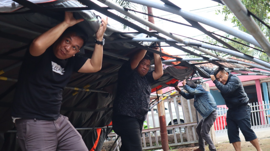 BNPB bersama tim gabungan mendirikan tenda di Desa Cikaroya, Warung Kondang, Cianjur, Jawa Barat, Sabtu (24/12). Beberapa pembaharuan tenda mandiri dilakukan sambil menunggu bantuan dana stimulan bisa digunakan untuk memperbaiki rumah yang rusak.