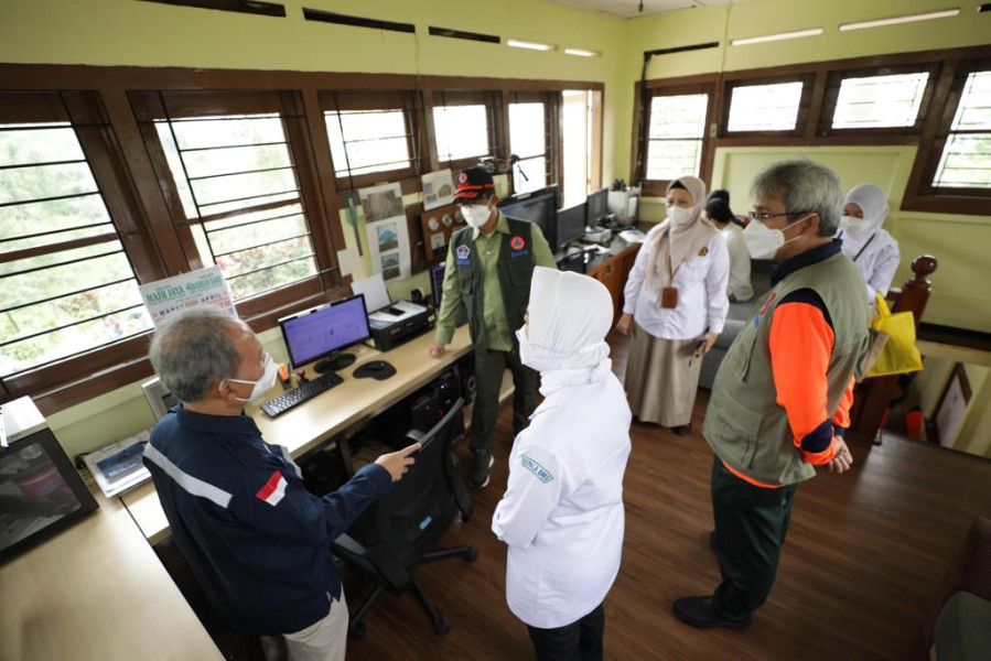 (dari kiri ke kanan) Kepala Badan Geologi Eko Budi Lelono, Kepala BNPB Letjen TNI Suharyanto dan Kepala BMKG Dwikorita Karnawati meninjau Pos Pengamatan Gunungapi Merapi Babadan yang berada di wilayah Kabupaten Magelang, Jawa Tengah, Senin (25/4).