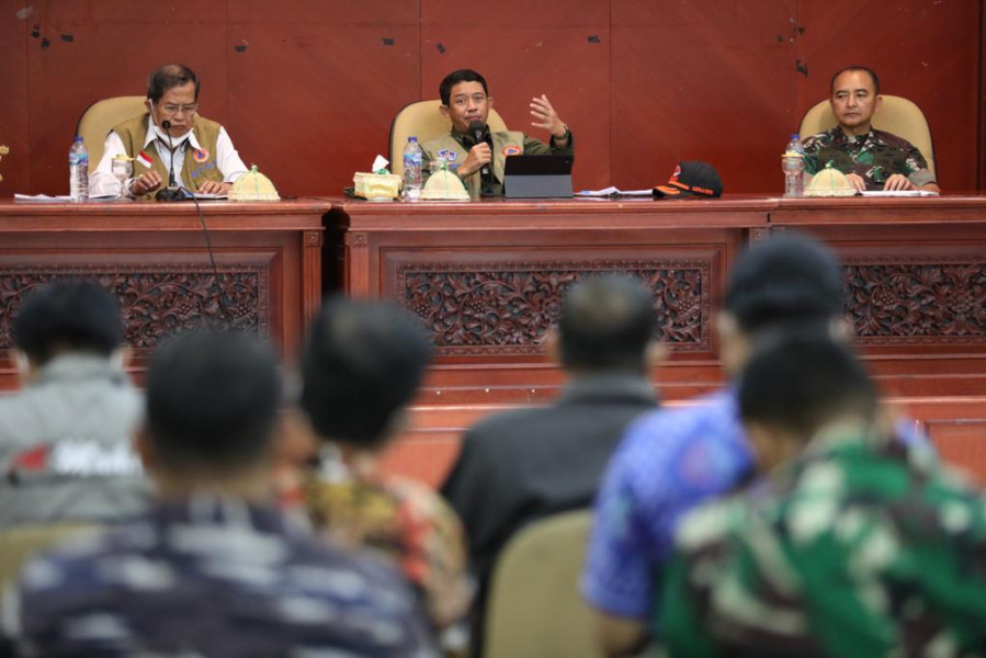 Kepala BNPB Letjen TNI Suharyanto (tengah) didampingi Wakil Bupati Parigi Moutong Badrun Nggai (kiri) dan Danrem 132 Tadulako Brigjen TNI Toto Nurwanto (kanan) memberikan arahan terkait penanganan darurat bencana banjir bandang Parigi Moutong di Kantor Bupati Parigi Moutong, Kabupaten Parigi Moutong, Sulawesi Tengah, Minggu (31/7).