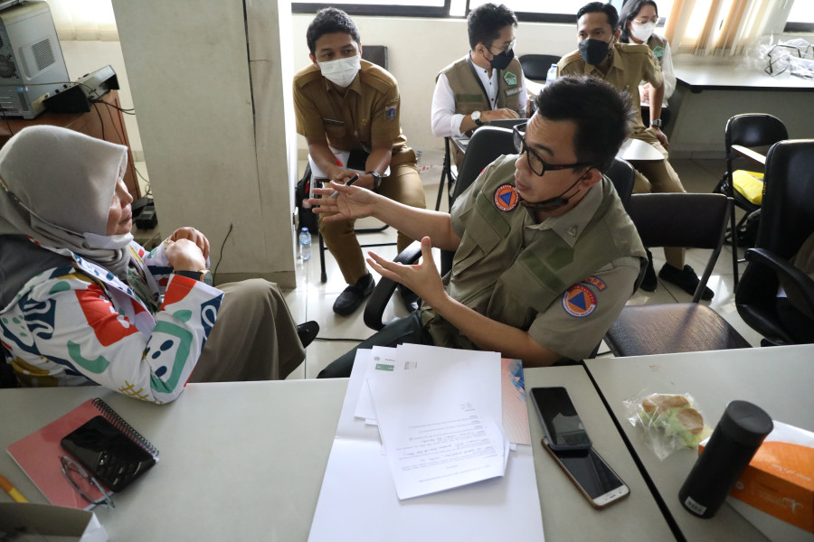 Kepala Bagian Sumber Daya Manusia BNPB Kheriawan memberikan informasi tentang tata cara pelaporan data perkembangan PMK dalam Kegiatan Monitoring dan Evaluasi Penanganan PMK Wilayah Provinsi DKI Jakarta di Kantor Dinas Ketahanan Pangan, Kelautan dan Pertanian, Jakarta, Senin (10/10).