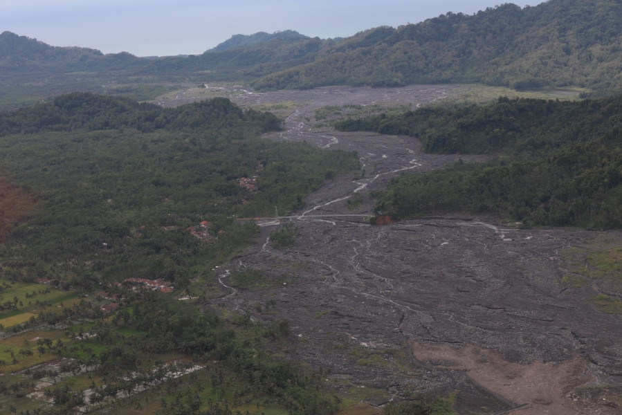 Kepala BNPB Letjen TNI Suharyanto (depan) mengendarai sepeda motor saat meninjau lokasi terdampak erupsi Gunung Semeru di Kabupaten Lumajang, Jawa Timur, Senin (6/12).