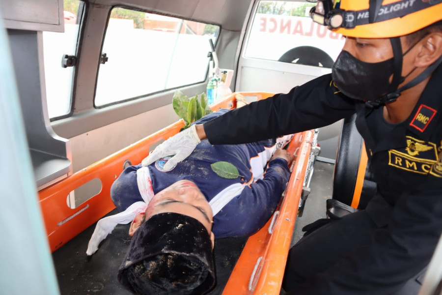 Tenaga Kesehatan sedang melakukan penanganan medis korban longsor saat Simulasi Penanganan Longsor di BSCC DOME Balikpapan, Kalimantan Timur, Kamis (13/10).