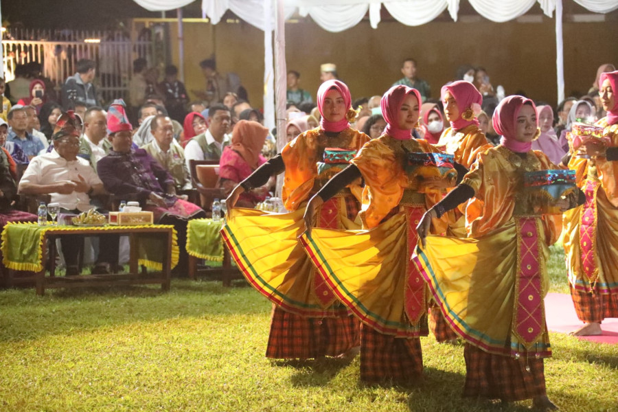 Bupati Sumbawa Mahmud Abdullah dan Kepala BNPB Letjen TNI Suharyanto saat menyaksikan salah satu tarian yang saat Pagelaran Budaya Sadar Bencana di Kabupaten Sumbawa, Nusa Tenggara Barat, Jumat (28/10).