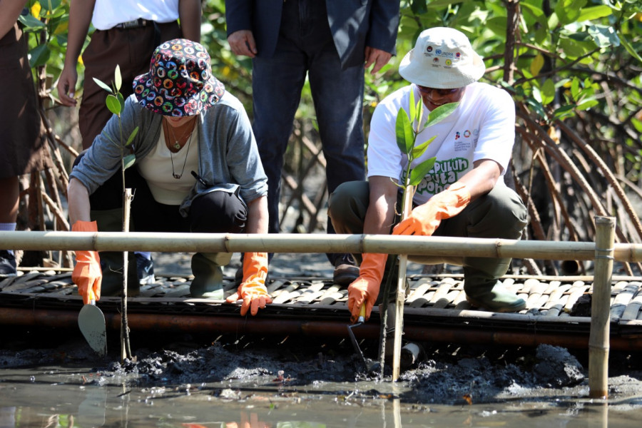 Kepala BNPB Letjen TNI Suharyanto S.Sos., M.M., bersama Wakil Sekretaris Jenderal PBB Amina J. Mohammed menanam bibit pohon bakau di Pantai Mertasari, Denpasar Timur, Bali, Selasa (24/5).