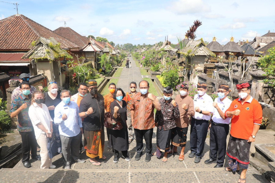 Utusan Khusus PBB untuk Pengurangan Risiko Bencana Mami Mizutori dan rombongan mengunjungi Desa Wisata Penglipuran, Provinsi Bali, Sabtu (23/4).