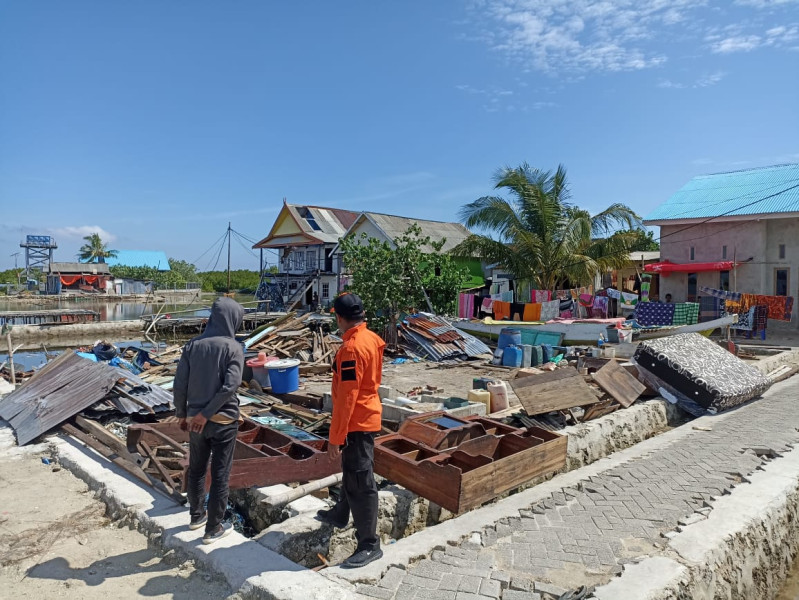 Tim BPBD Kabupaten Takalar melakukan asesmen rumah warga yang rusak diterjang angin puting beliung pada Minggu (12/2).