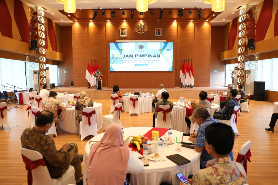 Kepala BNPB Letjen TNI Suharyanto memberikan arahan dalam kegiatan Pembinaan Pegawai di Lingkungan BNPB, Selasa (17/5), di Aula Dr. Sutopo Purwo Nugroho Graha BNPB, Jakarta.