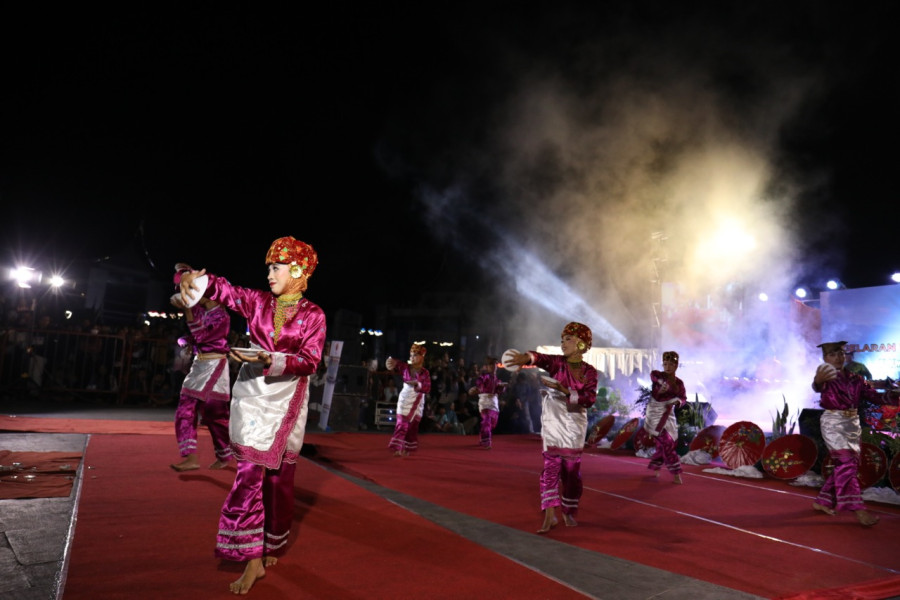 Tari Piring yang dipentaskan di Alun-alun Jam Gadang, Bukittinggi, Sumatera Barat, Sabtu (14/5).