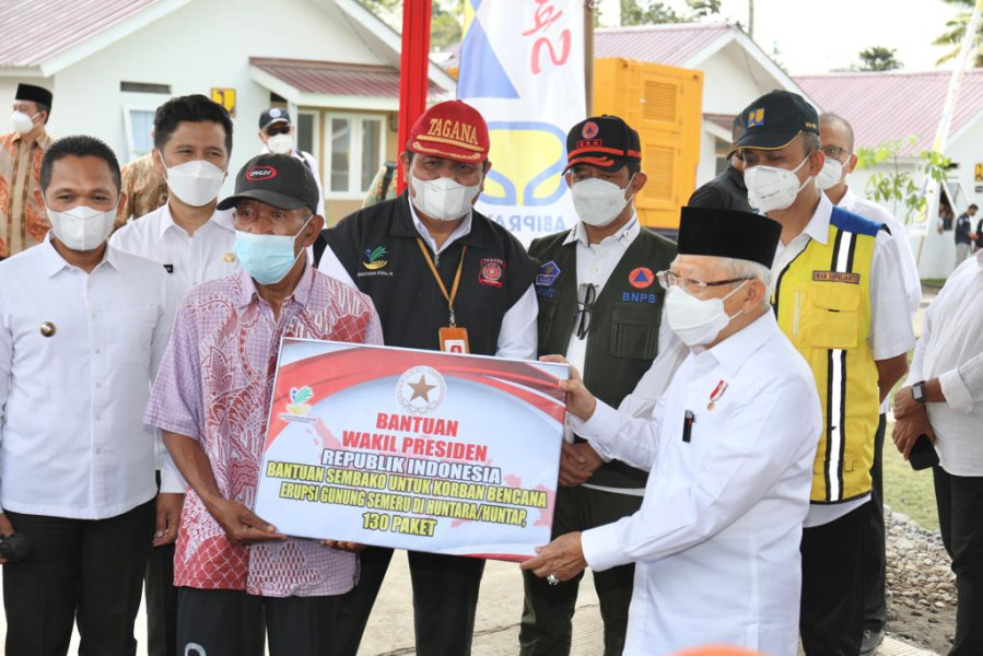 Kepala BNPB Letjen TNI Suharyanto bersama Wakil Presiden RI KH. Ma’ruf Amin memberikan bantuan sosial secara simbolis bagi warga terdampak bencana Awan Panas Guguran (APG) Gunung Semeru di Desa Sumbermujur, Kecamatan Candipuro, Kabupaten Lumajang, Jawa Timur, Kamis (2/6).