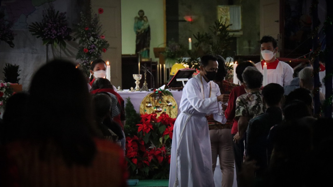 Situasi pelaksanaan rangkaian kegiatan ibadah perayaan natal di Gereja Santo Petrus, Cianjur, Jawa Barat, Minggu (25/12).