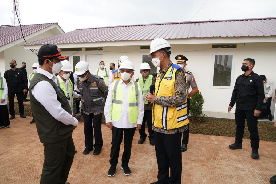 Kepala BNPB Letjen TNI Suharyanto S.Sos., M.M., (rompi hijau bertopi) mendampingi Wakil Presiden Republik Indonesia KH. Ma’ruf Amin saat melakukan peninjauan Pondok Pesantren Al Bahjah yang rusak pascagempabumi M 5.6 di Cianjur, Jawa Barat, Rabu (3/1).