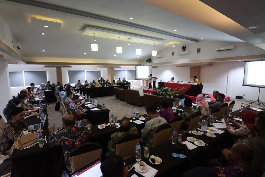 Kegiatan monitoring dan evaluasi (monev) Satgas Penanganan PMK di Santika Hotel Bengkulu, Kamis (6/10). Kegiatan ini merupakan pengawasan terhadap strategi penanganan PMK dan kegiatan monitoring dan evaluasi terhadap lima strategi meliputi biosecurity, Pengobatan, Testing, Vaksinasi dan Potong Bersyarat.