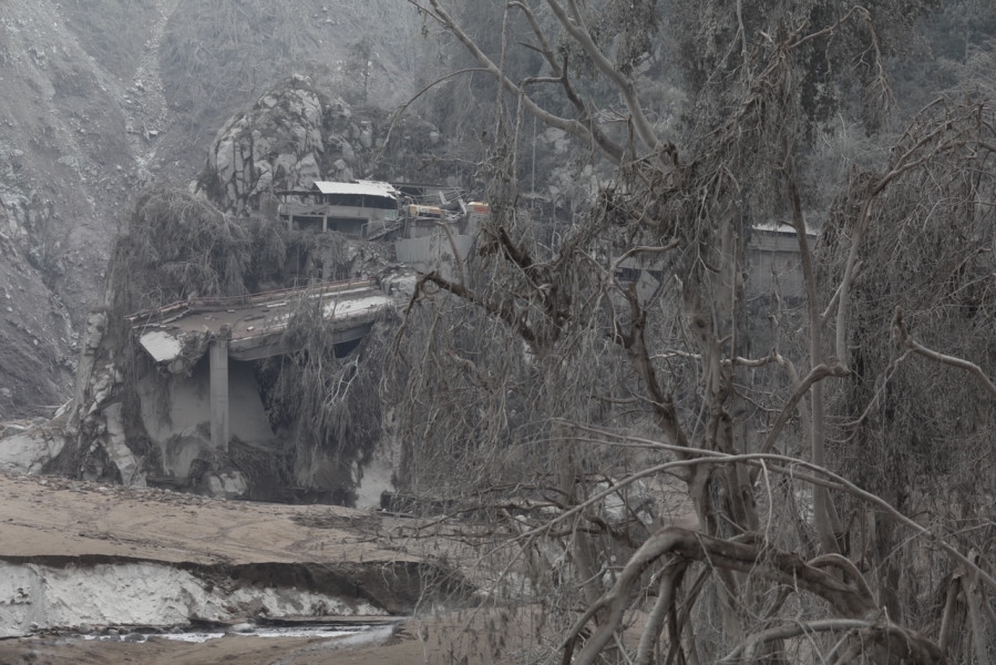 Kepala BNPB Letjen TNI Suharyanto (depan) meninjau lokasi terdampak erupsi Gunung Semeru di Kabupaten Lumajang, Jawa Timur, Senin (6/12).