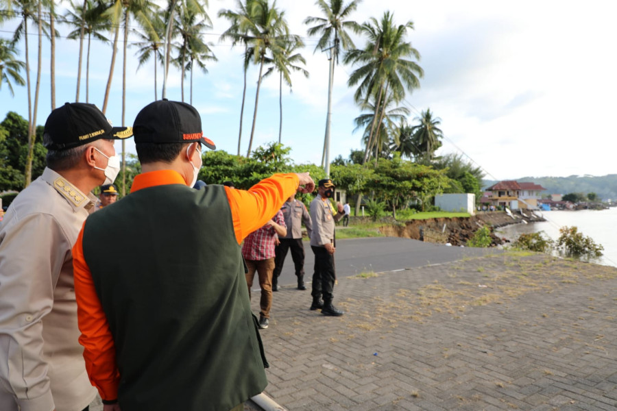 Kepala BNPB Letjen TNI Suharyanto, S.Sos., M.M. (kanan baju orange) didampingi Bupati Kab. Minahasa Selatan Franky Donny Wongkar meninjau langsung lokasi jembatan Amurang yang putus akibat abrasi pantai di Kab. Minahasa Selatan, Prov. Sulawesi Utara, Jumat (17/6).