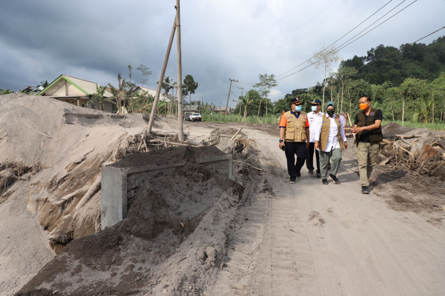 Deputi Bidang Pencegahan BNPB Prasinta Dewi (baju putih dengan rompi cokelat) meninjau salah satu desa terdampak APG Gunung Semeru di Desa Kajar Kuning, Kecamatan Candipuro.