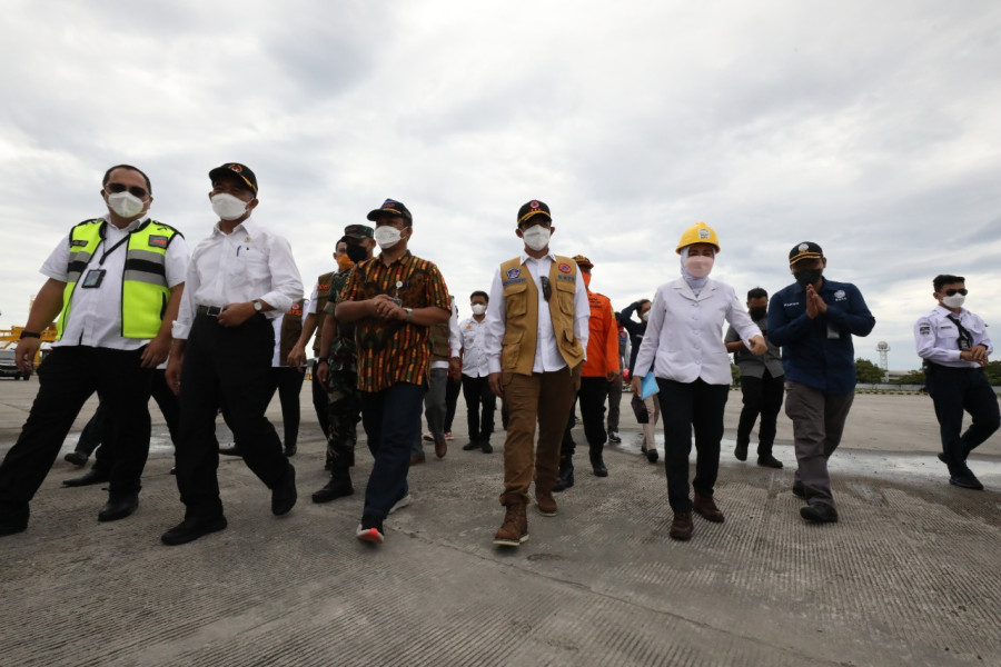 Peninjauan lapangan terkait arus mudik lebaran 2022 di Pelabuhan Bakauheni oleh Kepala BNPB Letjen TNI Suharyanto bersama Menko PMK Muhadjir Effendy, Kepala BMKG Dwikorita Karnawati dan Kepala PVMBG Hendra Gunawan, Kamis (28/4).