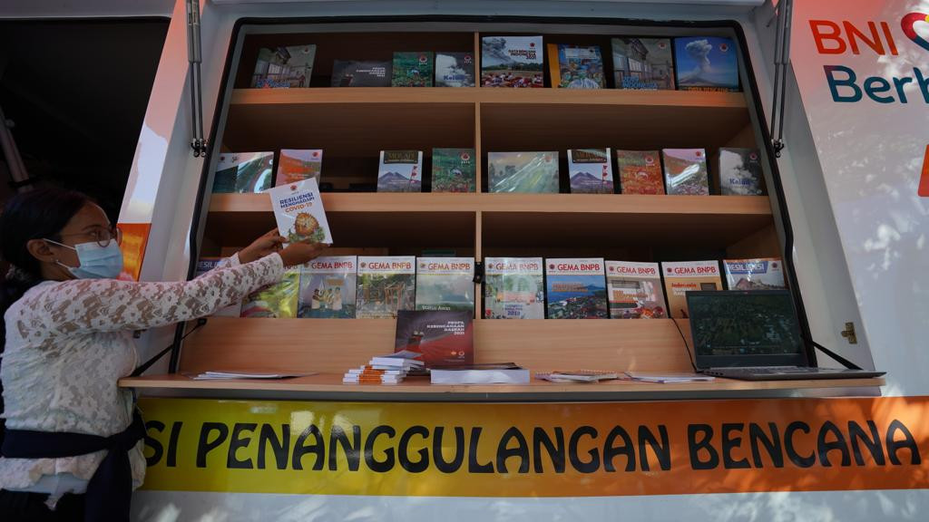 Kumpulan buku kebencanaan yang ditampilkan pada Mobil Edukasi Penanggulangan Bencana.