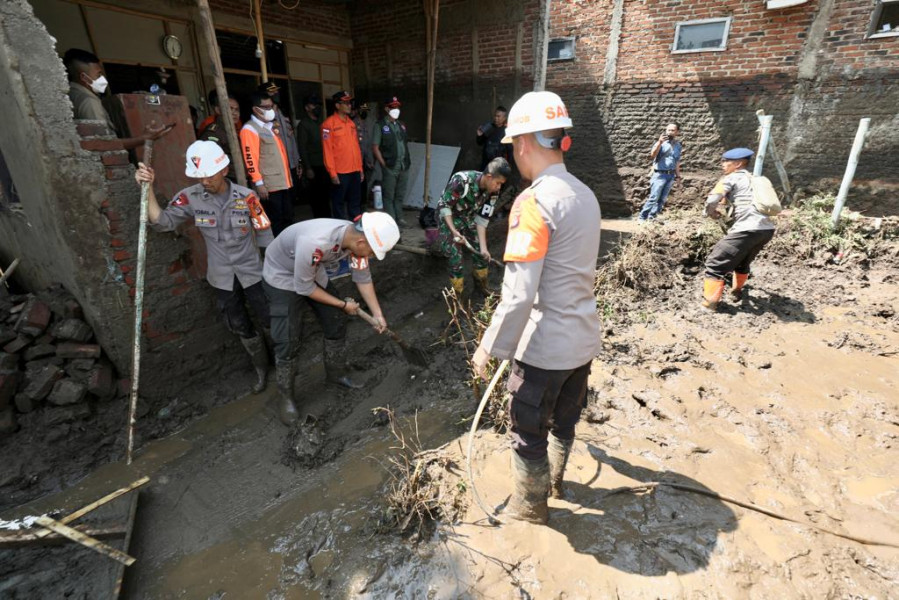 Kepala BNPB Letjen TNI Suharyanto (rompi hijau) didampingi Wakil Bupati Garut dr. Helmi Budiman (baju oranye) dan Direktur Dukungan Sumber Daya Darurat BNPB Rustian (baju oranye rompi) melihat proses pembersihan lumpur dan sampah di lokasi terdampak banjir dan tanah longsor di Kampung Dayeuh Handap, Kelurahan Kota Kulon, Kecamatan Garut Kota, Garut, Jawa Barat, Selasa (19/7).