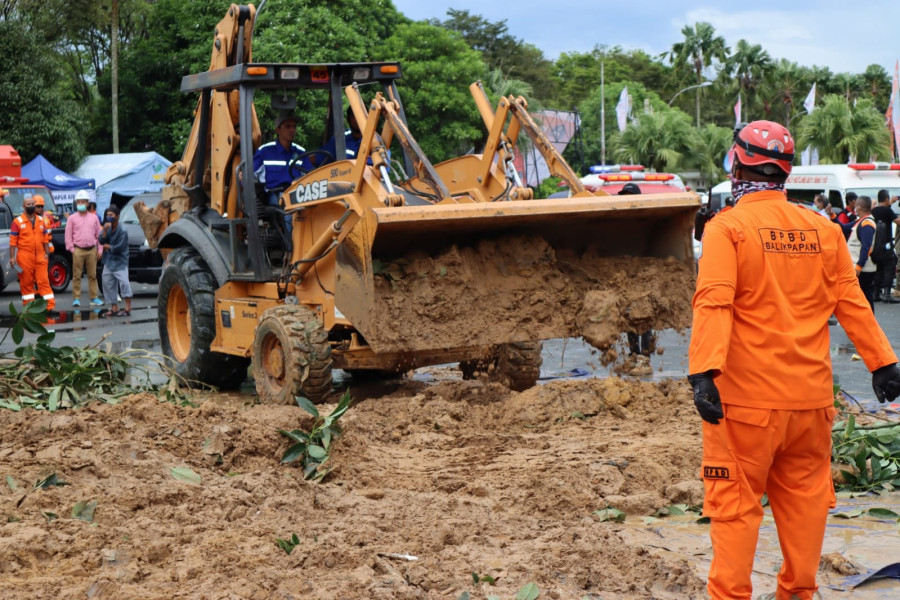 Tim gabungan dengan menggunakan alat berat melakukan pembersihan material longsor saat Simulasi Penanganan Longsor di BSCC DOME Balikpapan, Kalimantan Timur, Kamis (13/10).