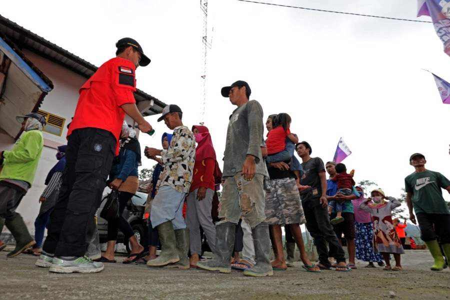 Warga Dusun Stabelan, Desa Tlogolele, Kecamatan Selo, Kabupaten Boyolali mengikuti simulasi evakuasi mandiri bencana Gunung Merapi, Senin (26/4).