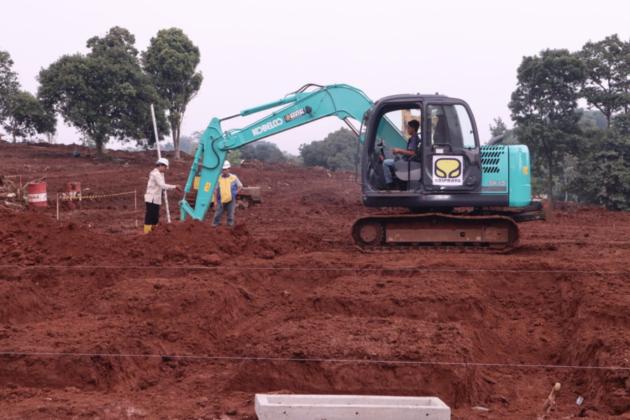 Beberapa alat berat yang digunakan untuk membuka lahan untuk relokasi warga terdampak gempa di Desa Sirnagalih, Kec. Cilaku, Kec. Cugenang, Kab. Cianjur, Jawa Barat, Senin (5/12).