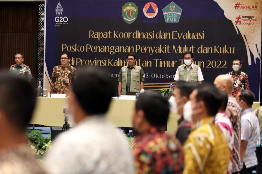 Ketua Satgas PMK Letjen TNI Suharyanto S.Sos., M.M. (tengah) memimpin Rapat Koordinasi dan Evaluasi Posko Penanganan Penyakit Mulut dan Kuku di Provinsi Kalimantan Timur Tahun 2022, Kota Samarinda, Kamis (13/10).