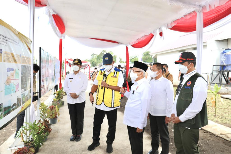 Kepala BNPB Letjen TNI Suharyanto bersama Wakil Presiden RI KH. Ma’ruf Amin meninjau pembangunan huntap dan huntara di Desa Sumbermujur, Kecamatan Candipuro, Kabupaten Lumajang, Jawa Timur, Kamis (2/6).