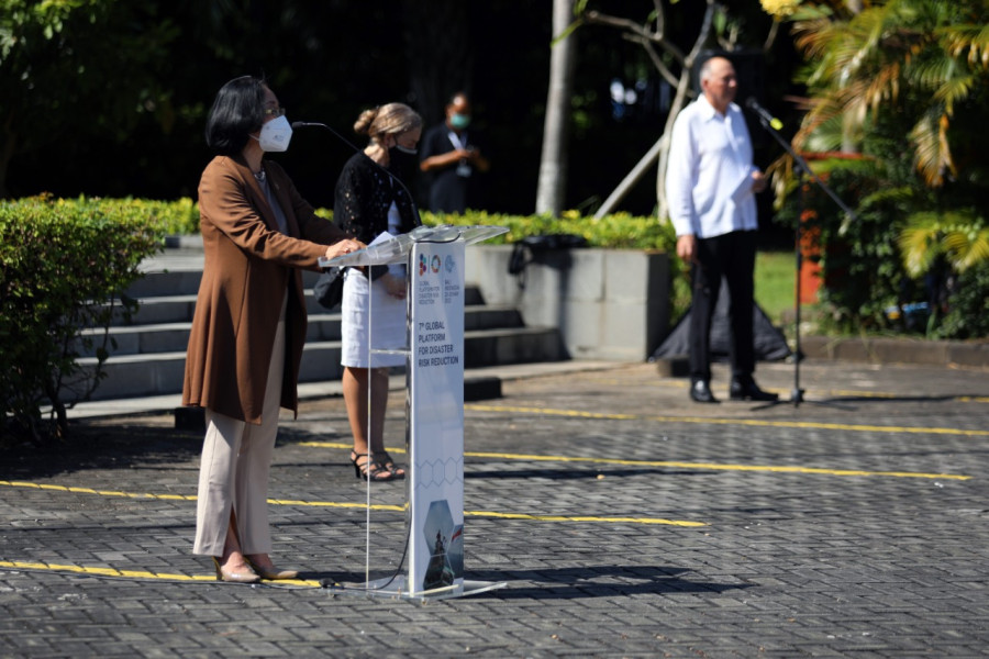 Perwakilan khusus Sekretaris Jenderal Perserikatan Bangsa-Bangsa (PBB) Mami Mizutori mengikuti upacara pengibaran Bendera Negara Kesatuan Republik Indonesia dan Bendera PBB di halaman Bali Nusa Dua Convention Center, Nusa Dua, Bali, Minggu (22/5).