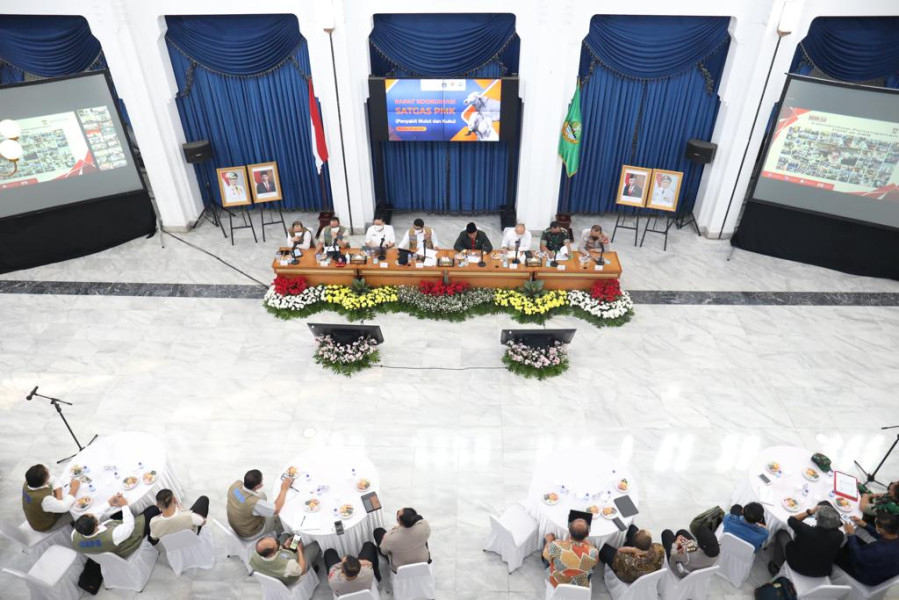 Kepala BNPB/Ketua Satgas Penanganan PMK Letjen TNI Suharyanto (depan tengah kiri) memberikan arahan kepada jajaran Pemerintah Provinsi Jawa Barat dalam Rapat Koordinasi Penanganan PMK di Gedung Sate, Bandung, Jawa Barat, Jumat (29/7).