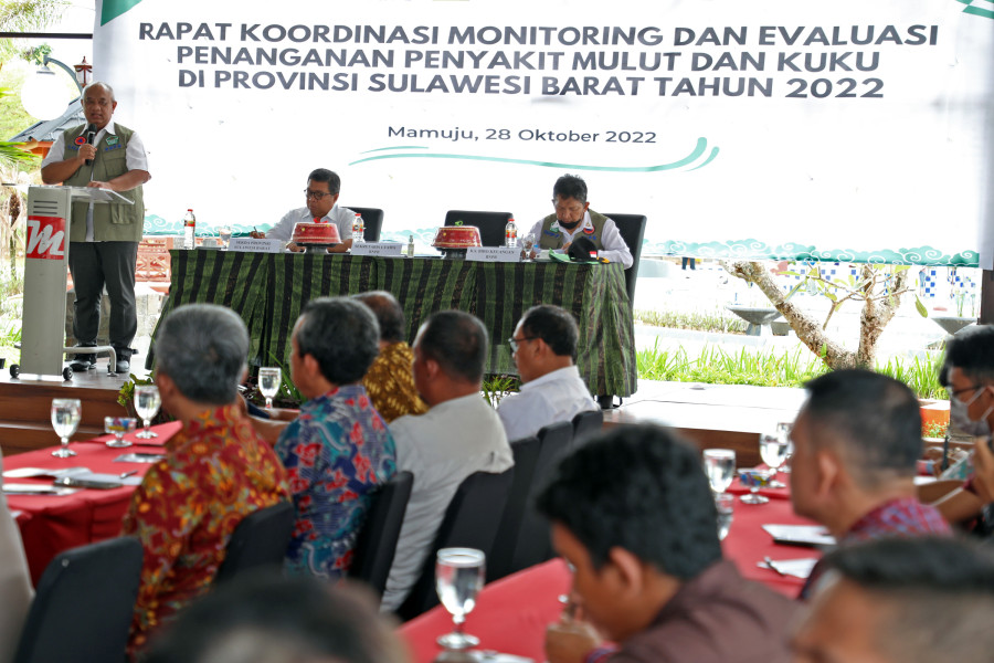 Sekretaris Utama BNPB Lilik Kurniawan (kiri) memberikan arahan dalam Rapat Koordinasi Monitoring dan Evaluasi Penanganan Penyakit Mulut dan Kuku di Provinsi Sulawesi Barat, Jumat (28/10).