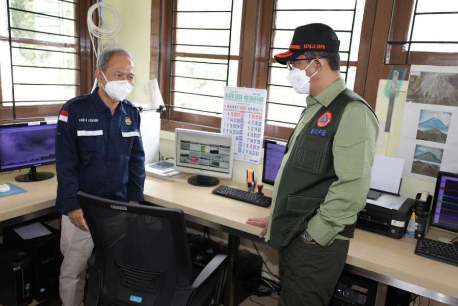 (dari kanan ke kiri) Kepala Badan Geologi Eko Budi Lelono, Kepala BNPB Letjen TNI Suharyanto dan Kepala BMKG Dwikorita Karnawati meninjau Pos Pengamatan Gunungapi Merapi Babadan yang berada di wilayah Kabupaten Magelang, Jawa Tengah, Senin (25/4).