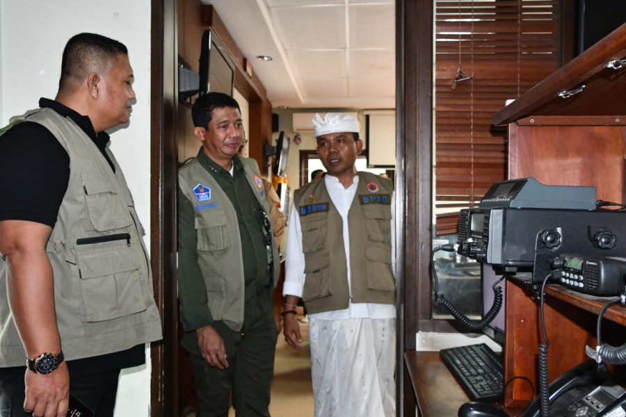 Kepala BNPB letjen TNI Suharyanto (tengah) dan Kepala Pelaksana BPBD Provinsi Bali I Made Rentin (kanan) meninjau ruang radio Pusdalops BPBD Provinsi Bali di Kantor BPBD Provinsi Bali, Denpasar, Minggu (13/11).