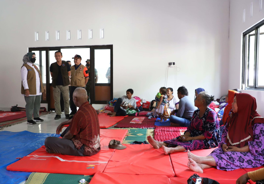 Deputi Bidang Pencegahan BNPB Prasinta Dewi mengunjungi salah satu pengungsian di Gedung Serbaguna Desa Penanggal, Kecamatan Candipuro, Kabupaten Lumajang, Rabu (7/12).