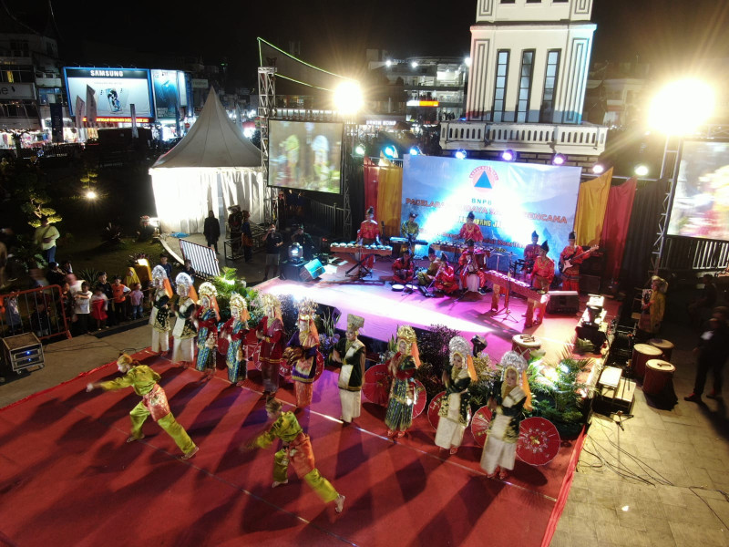 Pagelaran Budaya Sadar Bencana bertajuk “Alam Takambang Jadi Guru” yang dipentaskan di Alun-alun Jam Gadang, Bukittinggi, Sumatera Barat, Sabtu (14/5).