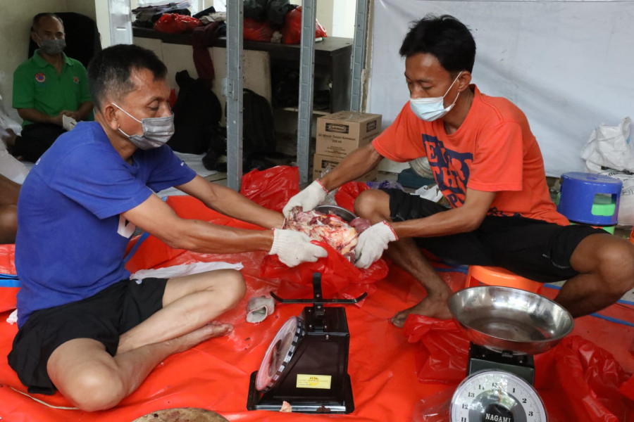 BNPB melakukan pemotongan hewan kurban pada Senin (11/7) di Bekasi, Jawa Barat dan UPT BNPB di Padang, Sumatera Barat.