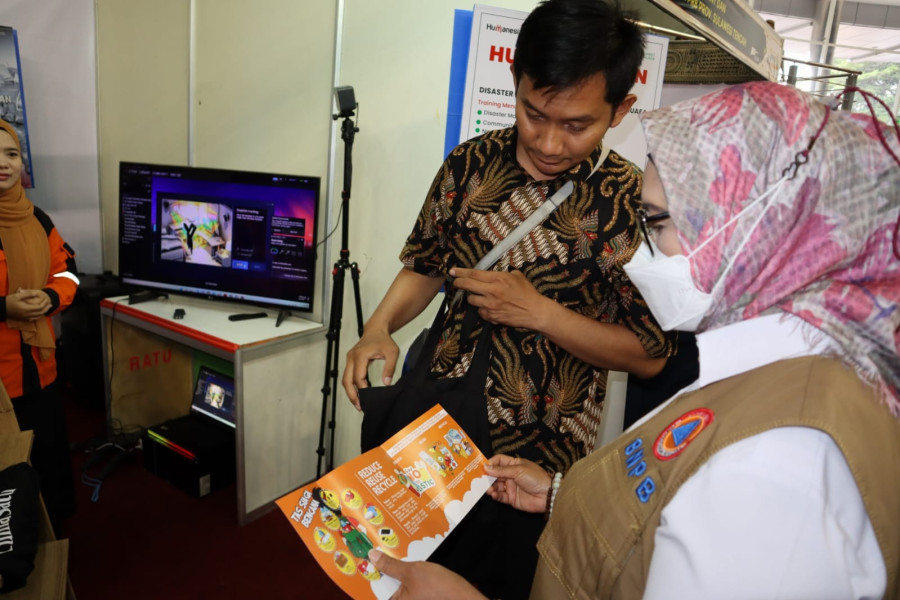 Deputi Bidang Pencegahan BNPB Prasinta Dewi (baju putih rompi cokelat) menerima penjelasan dari salah satu pengisi booth pada Pameran Bulan Pengurangan Risiko Bencana di Balikpapan, Kalimantan Timur, Rabu (12/10).