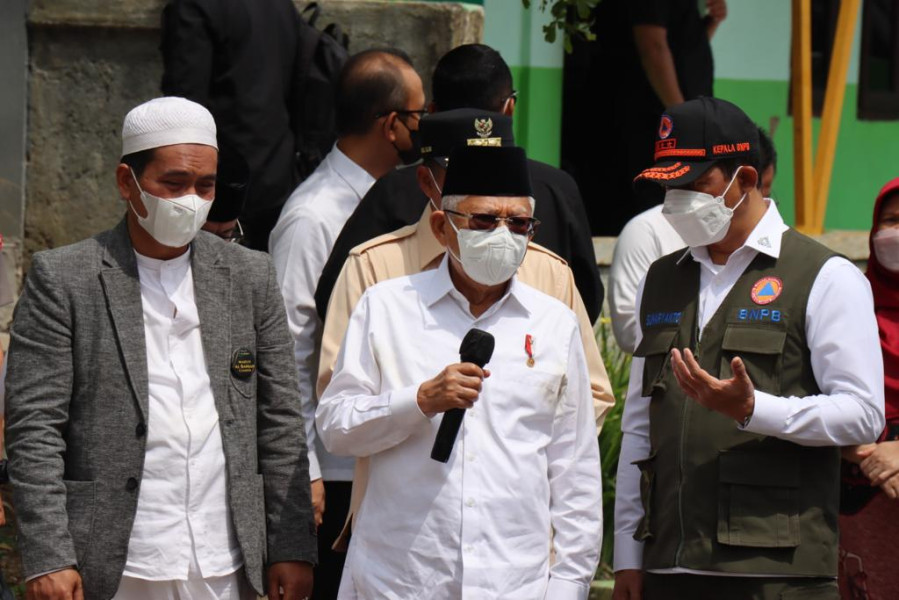 Kepala BNPB Letjen TNI Suharyanto S.Sos., M.M., (rompi hijau bertopi) mendampingi Wakil Presiden Republik Indonesia KH. Ma’ruf Amin saat melakukan peninjauan Pondok Pesantren Al Bahjah yang rusak pascagempabumi M 5.6 di Cianjur, Jawa Barat, Rabu (3/1).