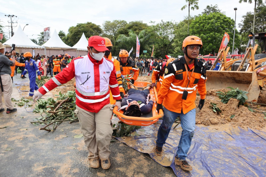 Tim gabungan melakukan evakuasi korban longsor pada Simulasi Penanganan Longsor di BSCC DOME Balikpapan, Kalimantan Timur, Kamis (13/10).