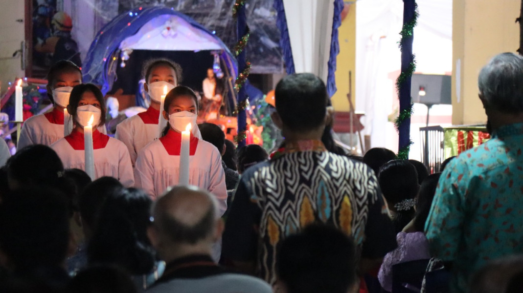 Situasi pelaksanaan rangkaian kegiatan ibadah perayaan natal di Gereja Santo Petrus, Cianjur, Jawa Barat, Minggu (25/12).