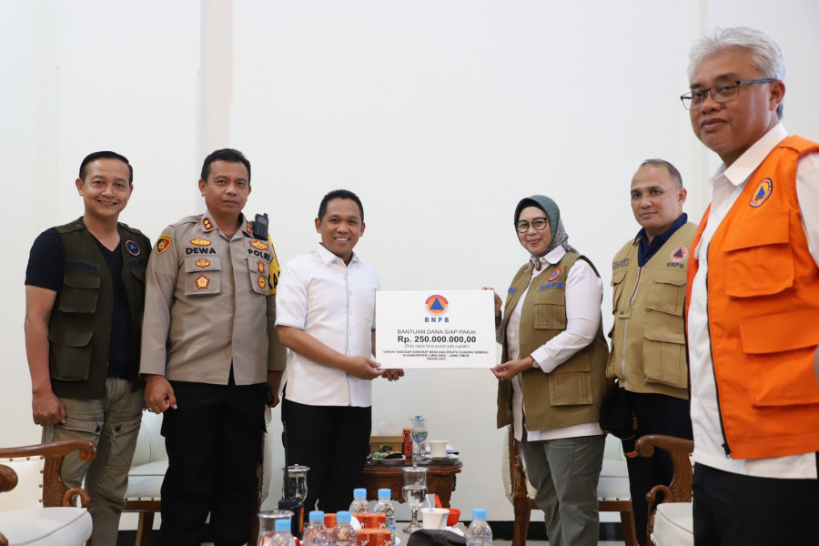 Deputi Bidang Pencegahan BNPB Prasinta Dewi (tengah kanan) memberikan bantuan Dana Siap Pakai sebesar 250 untuk penanganan Awan Panas Guguran Gunung Semeru kepada Bupati Kabupaten Lumajang, Rabu (7/12) di Pendopo Bupati Kabupaten Lumajang.